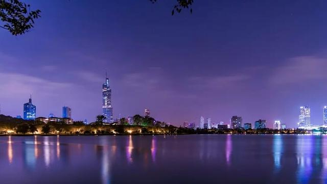中国不只有西湖，而且有东湖、南湖、北湖，东湖最大，南湖最小