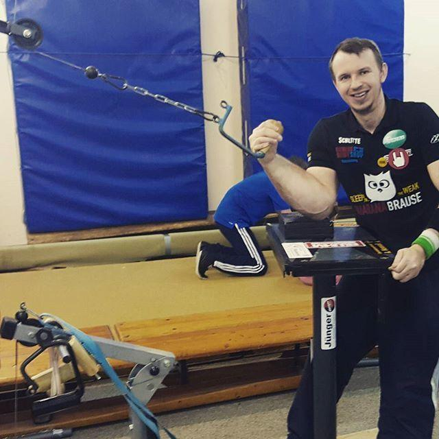 掰手腕训练是他十几年来主要的训练！为了能够让右臂更加强壮他每次训练都是在使用超大的重量，以至于他训练的钢索被拉断多次：