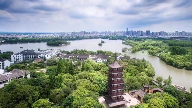 中国不只有西湖，而且有东湖、南湖、北湖，东湖最大，南湖最小
