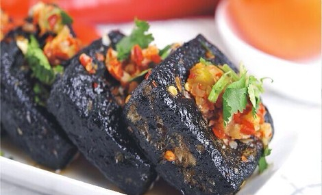 第一:四娭毑的臭豆腐今天小编向大家推荐五家,长沙有名的臭豆腐.