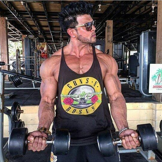 动作一：哑铃深蹲