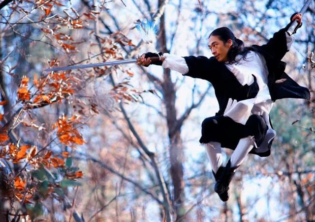 例如磨镜老人的八仙剑中的一招"力劈华山",就是将长剑抡圆当大刀来使