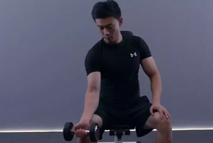 【动作教学】坐姿单臂哑铃反握手腕弯举