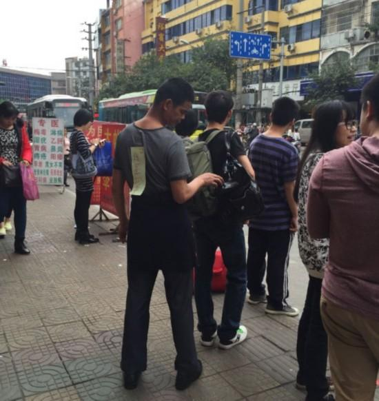 一小偷背贴“我是扒手”浑然不觉, 仍继续伸手行窃