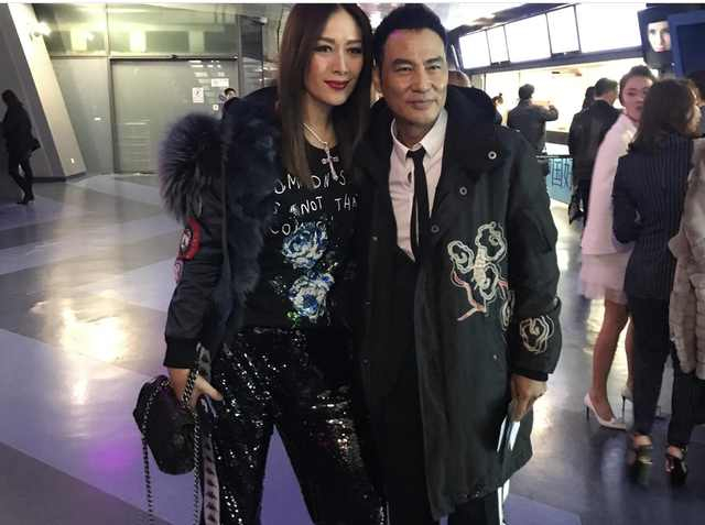 任达华与妻子琦琦现身观看维密秀 20年的明星夫妻恩爱如初