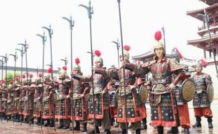 古代士兵出征前将军训话,几万人的军队训什么话后边能听见吗