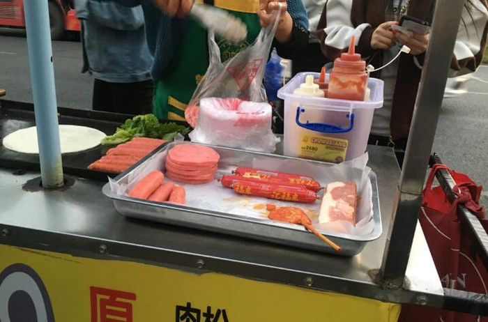 男子街边摆摊卖寻常小吃,一出摊就遭到疯抢,2个小时赚300多元!|男子|小吃|街边_新浪新闻