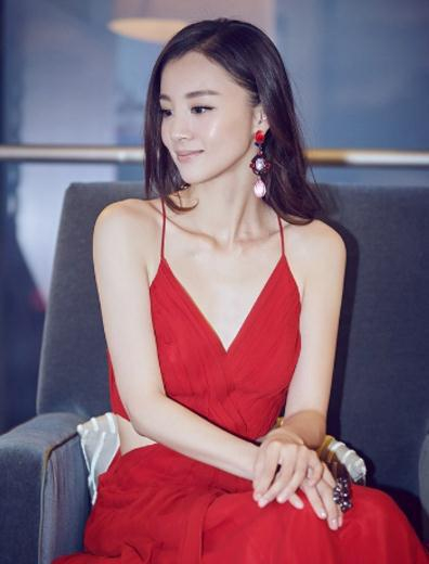 章龄之红色低胸群活动照，网友：没有漏都那么性感漂亮！_新浪新闻