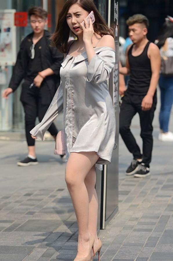 街拍路人: 身材丰腴的高挑少妇, 走路一扭一扭, 回头率百分百