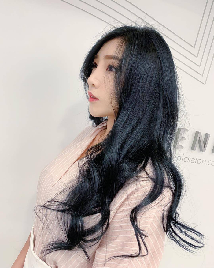大波浪发型的美女,看起来不错哦。