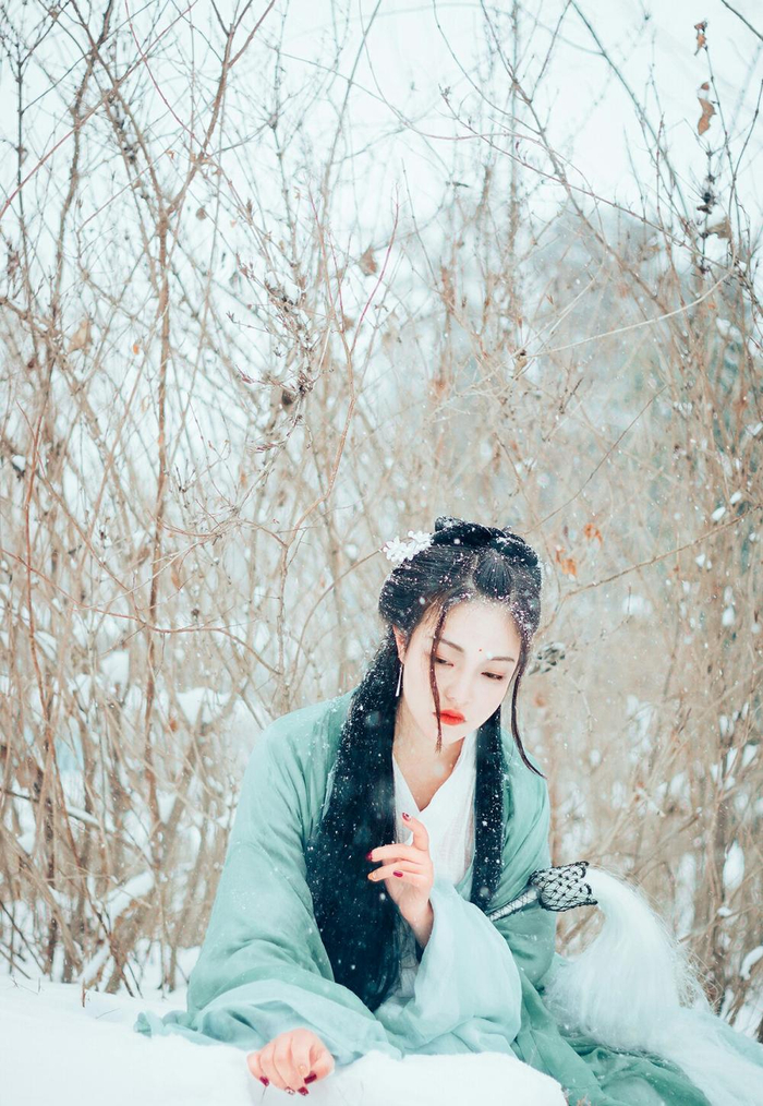 东风恶,欢情薄,一杯愁绪,几年离索,错!错!错!古风汉服诗词