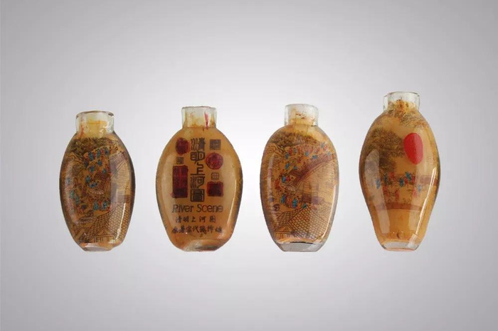清明上河図】内絵 明黄色 ガラス鼻煙壺 149 g 唐木展示台付