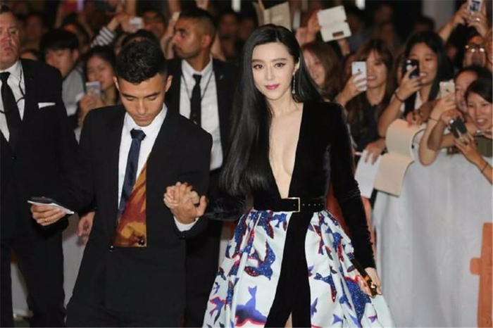 范冰冰近照,造型惊艳众人,网友:上下一起开叉,李晨功劳最大