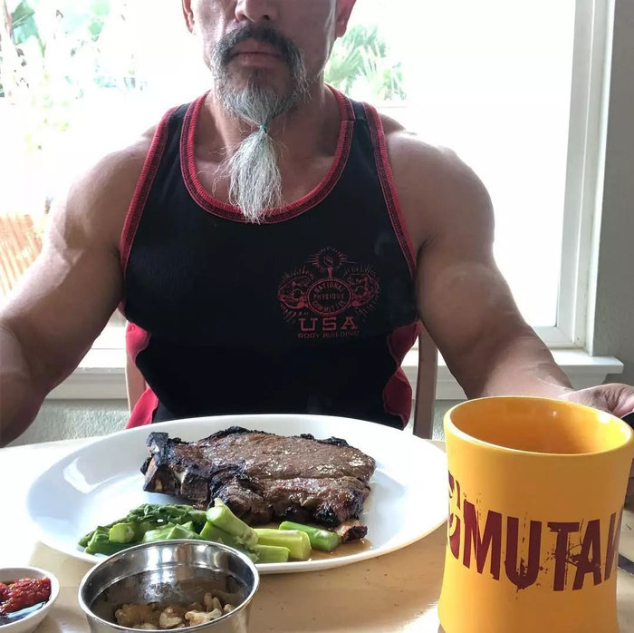 这些肉食都不是正餐，用盆吃的鸡蛋白才是。