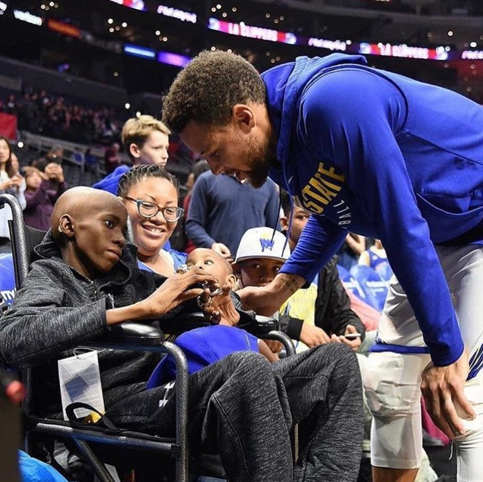 当库里的冷静遇上布克的锋芒谁更胜一筹