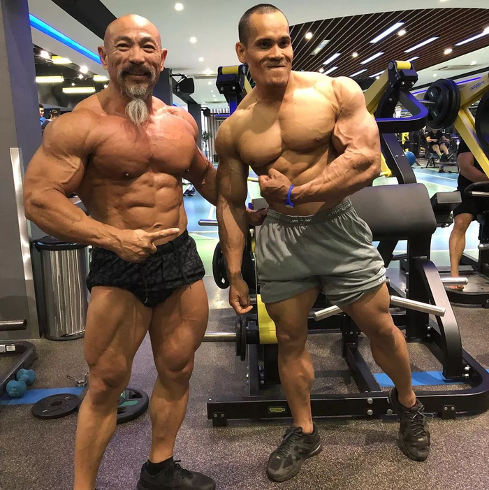 和小鲜肉站在一起也完胜，他用行动证明，健身绝不仅仅是年轻人的战场。