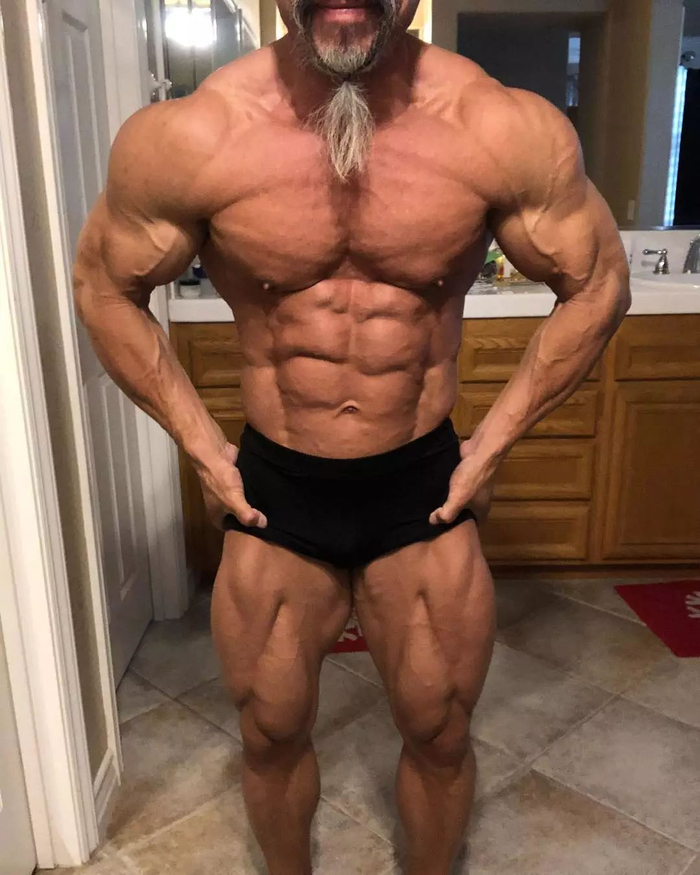 刀刻般的腹肌让人无法移开眼睛，相比于迷恋，更多的是震撼；