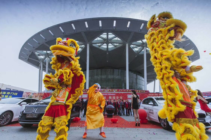 一群年轻人成立舞狮队 不为挣钱只为传承