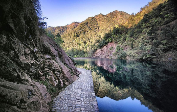 大崎山，山高险峻，雄奇俊美，山高林密，苍翠欲滴