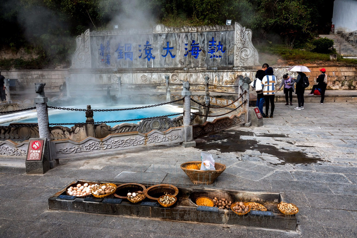 云南腾冲:鸡蛋串起来卖4个5元,地热温泉蒸煮分外香甜!|_新浪新闻