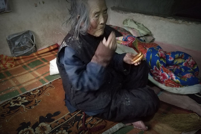 104岁农村老奶奶面色红润，还能盘腿打坐，她长寿故事是坚强