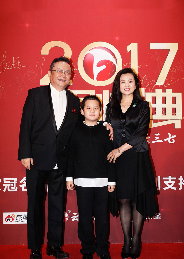 69岁王刚带9岁儿子亮相《国剧盛典》,一家三口画面温馨!