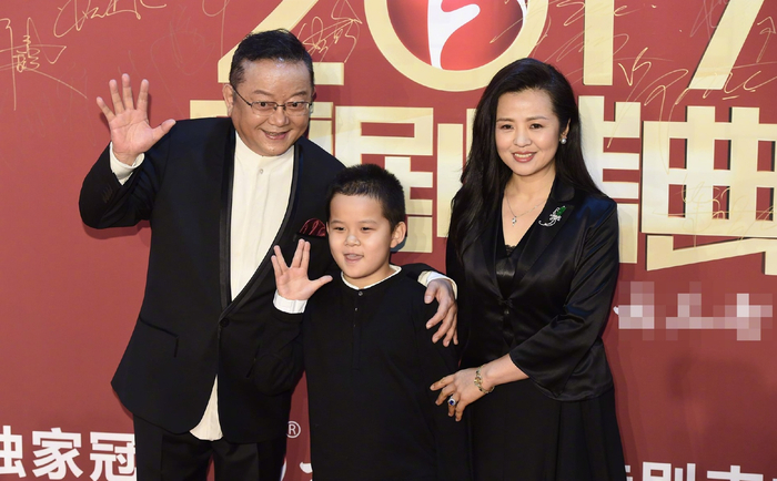 69岁王刚带9岁儿子亮相《国剧盛典》,一家三口画面温馨!