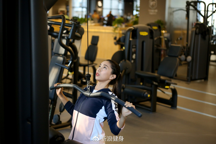 这个UFC中国举牌女郎有点不一样