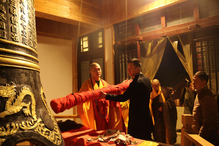 郑州:大观音寺举行元旦祈福法会,市民排队撞钟