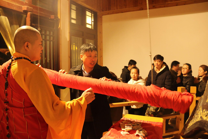 郑州:大观音寺举行元旦祈福法会,市民排队撞钟
