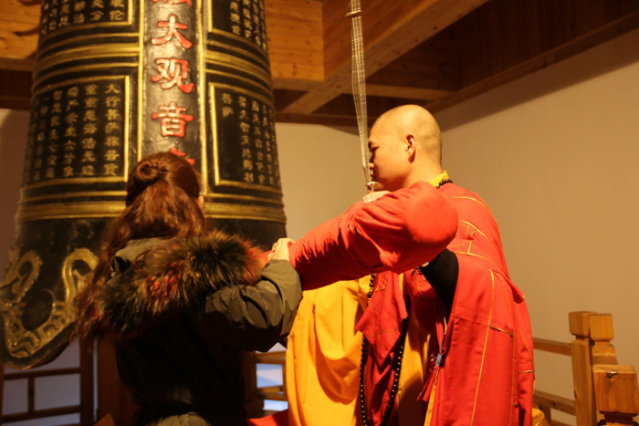 郑州:大观音寺举行元旦祈福法会,市民排队撞钟