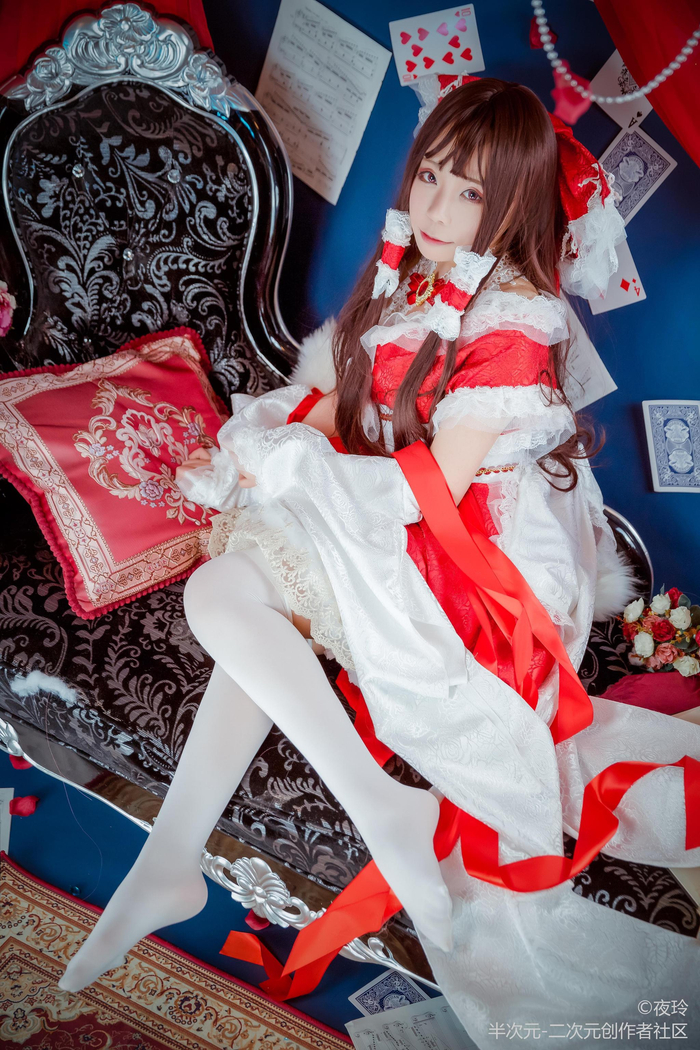 东方project博丽灵梦cosplay 白丝美腿小萝莉 挠挠脚丫!