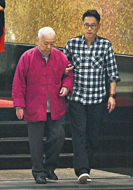 许世勋夫妇隔三岔五被拍,李嘉欣的婆婆简剑勋却不太耐烦的模样!