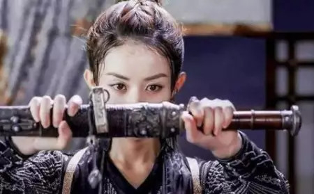 女星古装拔剑姿势:赵丽颖热巴冷艳,刘亦菲美,她无人能比|赵丽颖|姿势|刘亦菲_新浪新闻