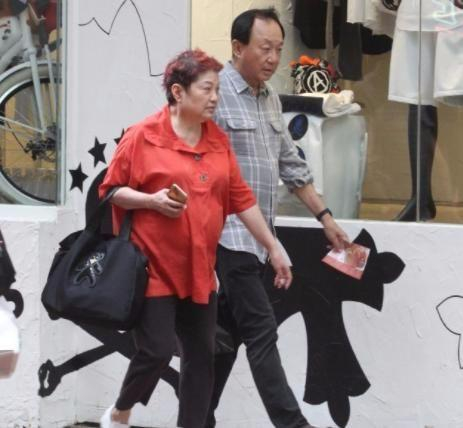 75岁许冠文全家照, 与老婆逛街似连体婴, 恩爱46年让人羡慕!|许冠文|恩爱|老婆|连体婴|香港_新浪新闻