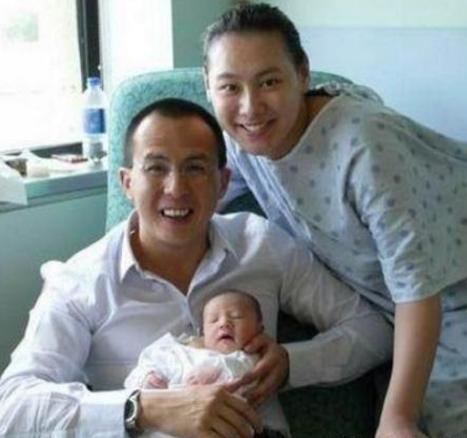 李嘉诚全家福曝光,首次公开孙辈外貌,此前李家第三代从未曝光!