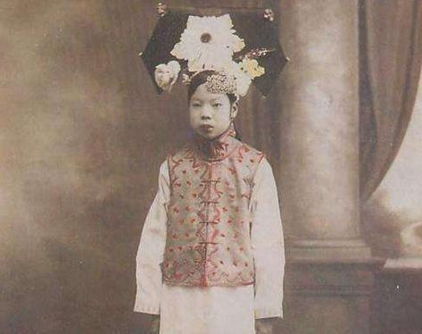 文绣起诉与溥仪离婚,饱经折磨的她,死后连棺材都没,是否后悔过