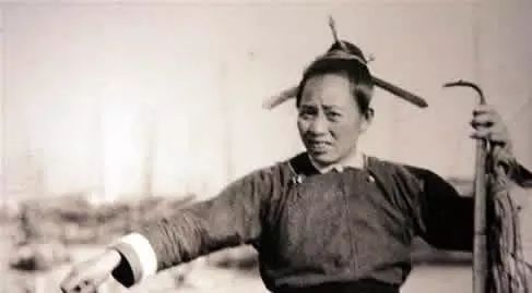 究竟是怎样的乱世?竟让福州妇女 头戴“三把刀”防身杀敌