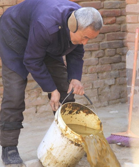 8张掏粪工罕见照,掏一次10至50元不等