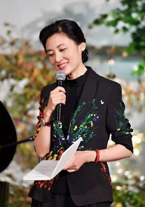 主持人周涛现身机场,网友:真人比电视里漂亮!!