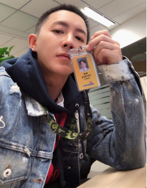 韩庚直播聊《前任3》,大方晒SJ合影,调侃金希澈发型像老太太|韩庚|金希澈|合影_新浪新闻