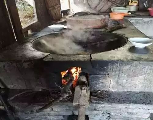 农村的土灶头,烧柴火煮饭的味道,你还记得吗?