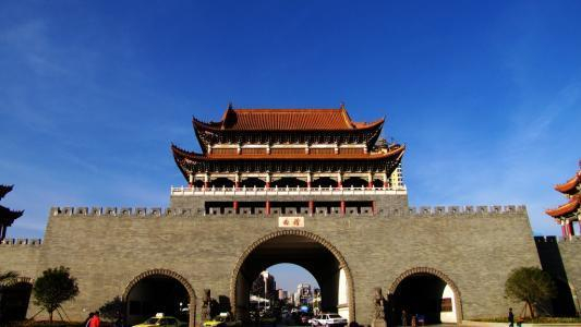 云南曲靖南城门, 著名地标性建筑, 非常雄伟壮观!