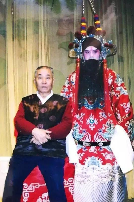 何伟（右）和他的恩师何德生（左）合影留念