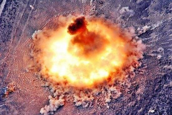 中国第一颗核弹研制成功,为何此国反应如此奇怪?真相让人好笑