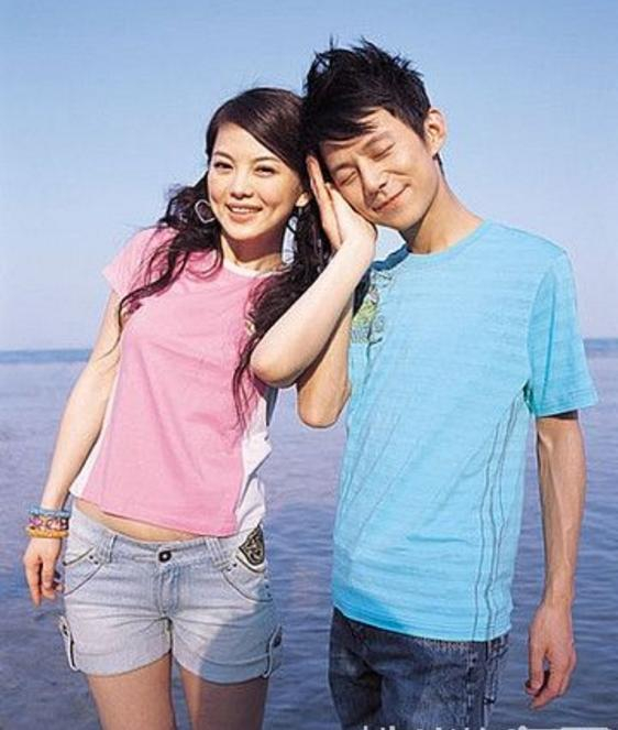李湘曾是演艺圈中的女神，身材火辣性感迷人，年轻貌美太清纯！|李湘|身材|演艺圈|青春|清纯_新浪新闻