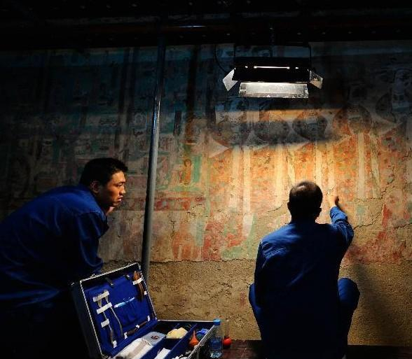 1600年敦煌壁画遭发霉、脱落,86岁老人“壁画打针”,修复4000平|壁画|敦煌莫高窟|李云鹤|修复|文物_新浪新闻