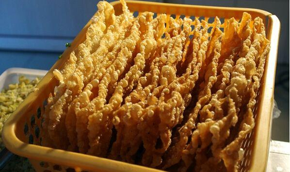 老天津的传统煎饼果子，您选馃箅儿还是油条？