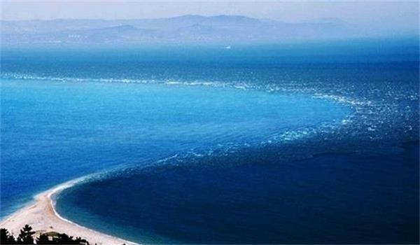 神奇的黄渤海分界线：同一片海，两个颜色，泾渭分明堪称世界奇观_新浪新闻