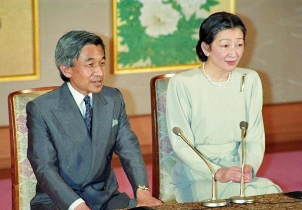 明仁在位二十八年视为日本人精神象征,曾称其父裕仁天皇爱好和平